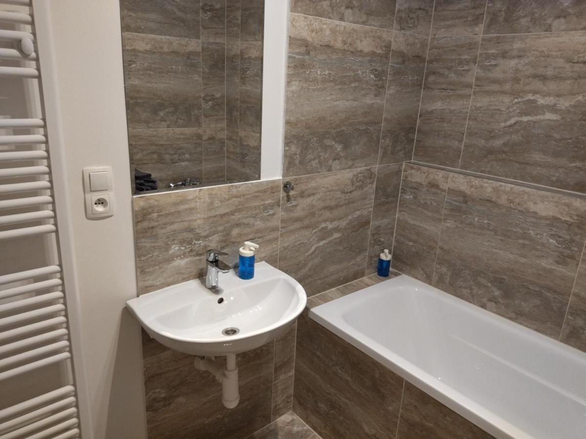 Brand New One Bedroom Apartment #54 In Brand New Building With Free Parking Prag Dış mekan fotoğraf